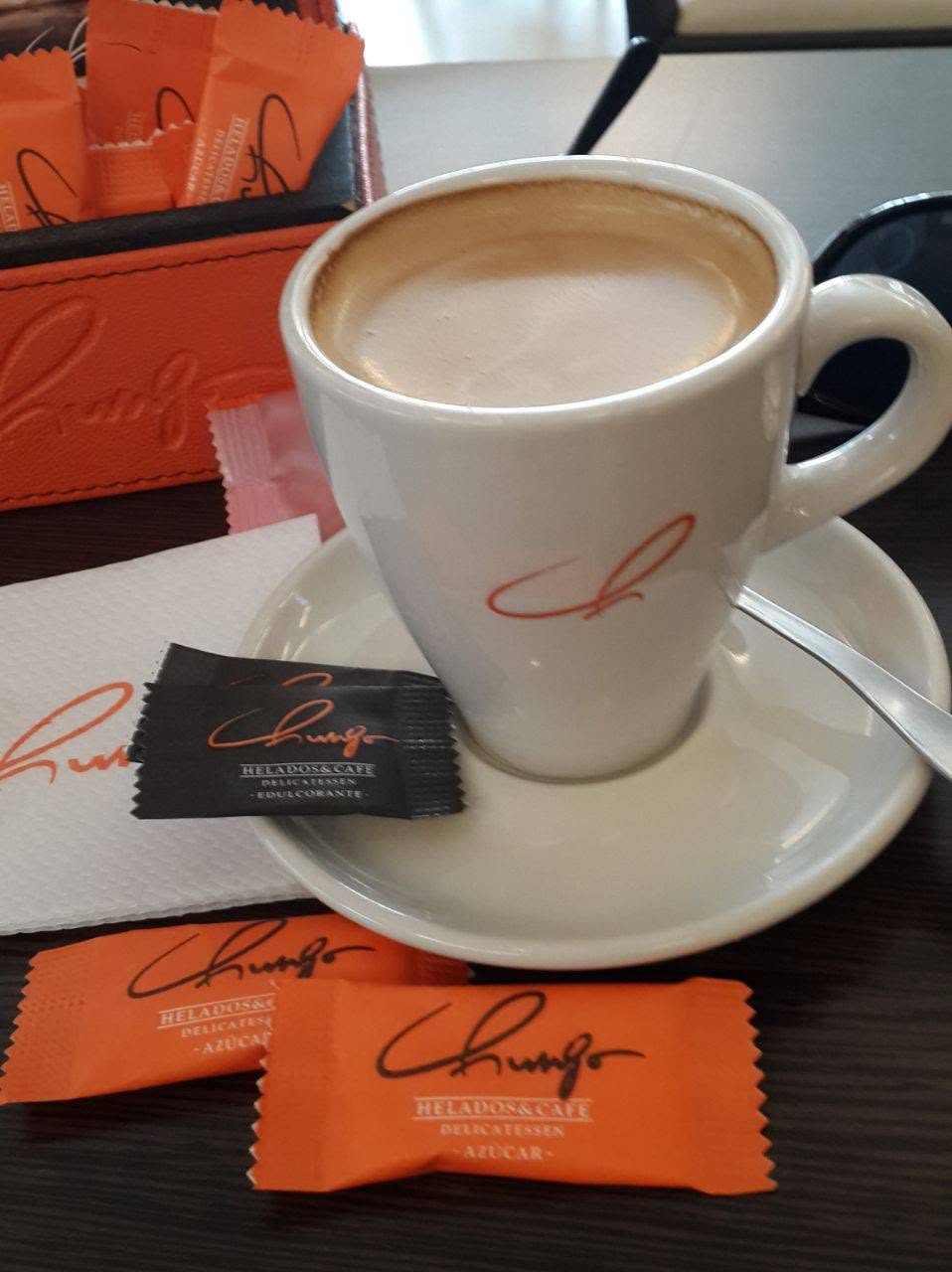 Sobres DUO de azúcar y edulcorante en mesa gastronómica